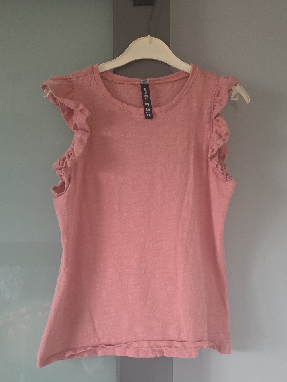 Dedign Lab Size M Sleevess T-shirt With Ruffle